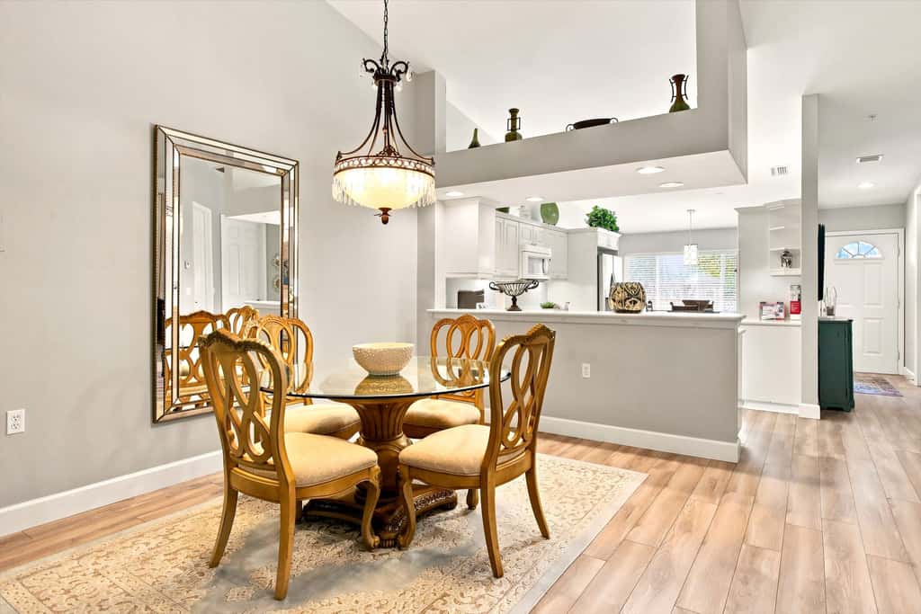 Cozy 2 Bedroom Naples Condo with Full Kitchen, shared Pool
