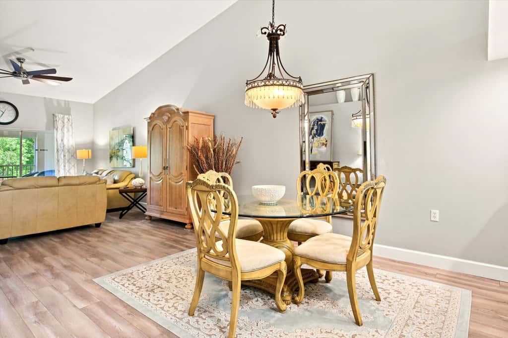 Cozy 2 Bedroom Naples Condo with Full Kitchen, shared Pool