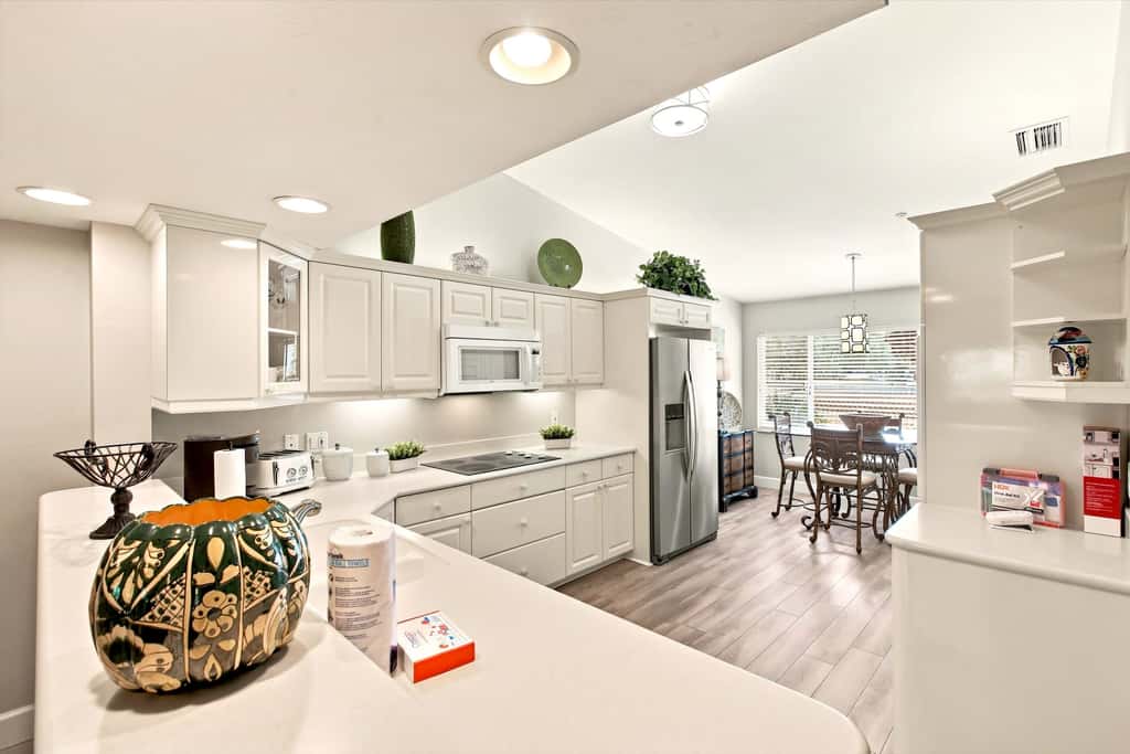 Cozy 2 Bedroom Naples Condo with Full Kitchen, shared Pool