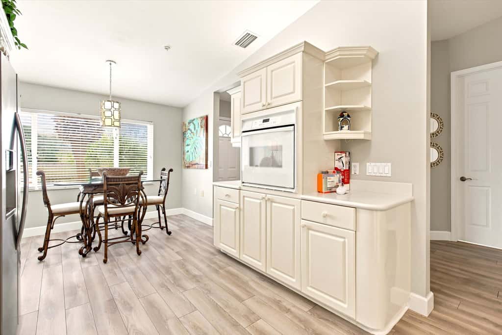 Cozy 2 Bedroom Naples Condo with Full Kitchen, shared Pool
