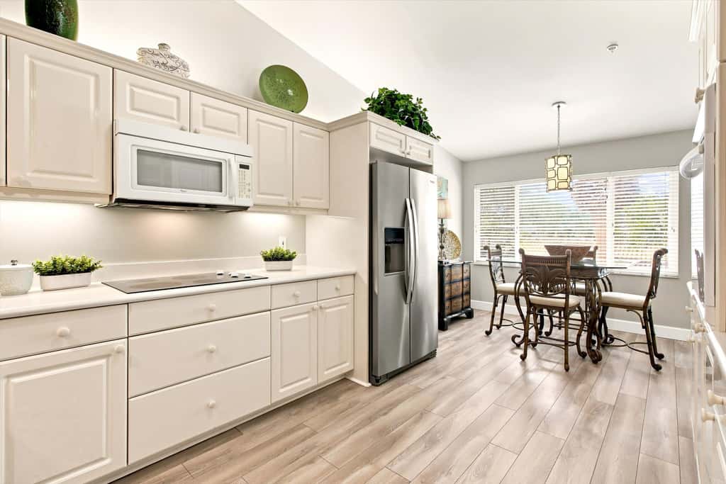 Cozy 2 Bedroom Naples Condo with Full Kitchen, shared Pool