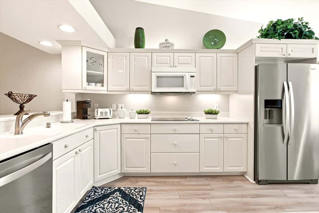Cozy 2 Bedroom Naples Condo with Full Kitchen, shared Pool