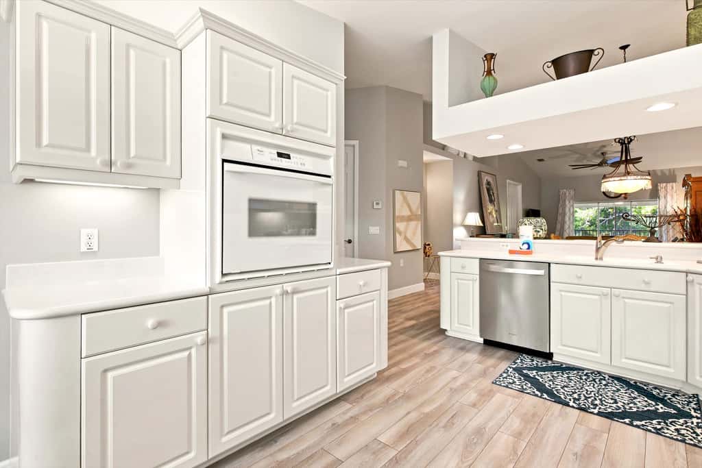 Cozy 2 Bedroom Naples Condo with Full Kitchen, shared Pool