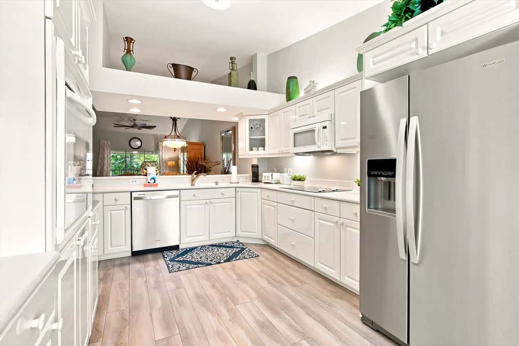 Cozy 2 Bedroom Naples Condo with Full Kitchen, shared Pool