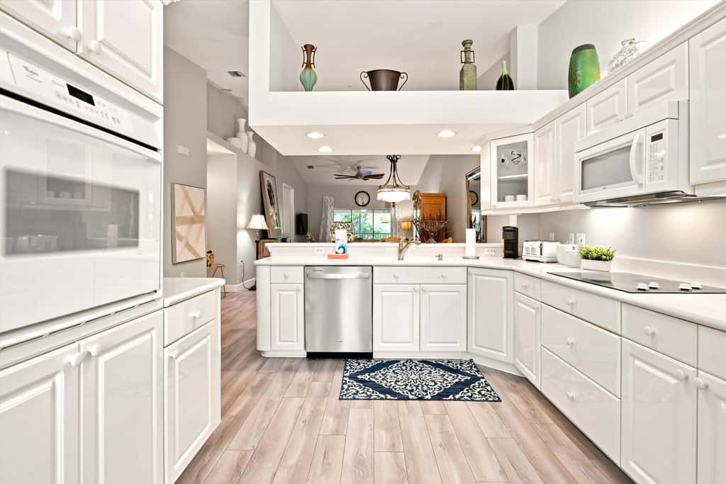Cozy 2 Bedroom Naples Condo with Full Kitchen, shared Pool