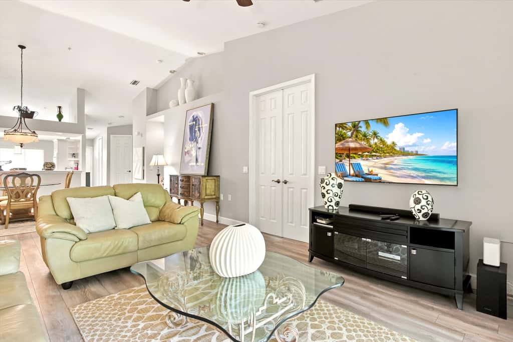 Cozy 2 Bedroom Naples Condo with Full Kitchen, shared Pool