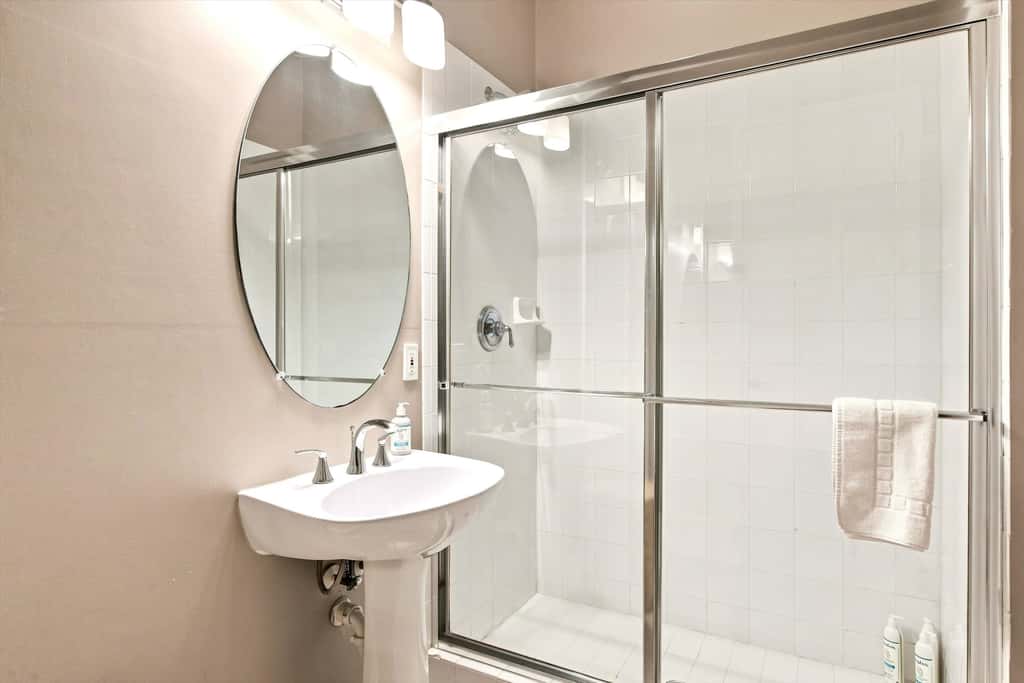 Cozy 2 Bedroom Naples Condo with Full Kitchen, shared Pool