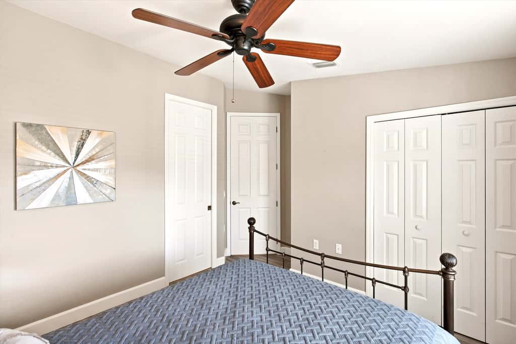 Cozy 2 Bedroom Naples Condo with Full Kitchen, shared Pool