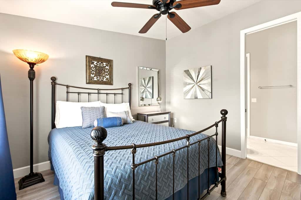Cozy 2 Bedroom Naples Condo with Full Kitchen, shared Pool