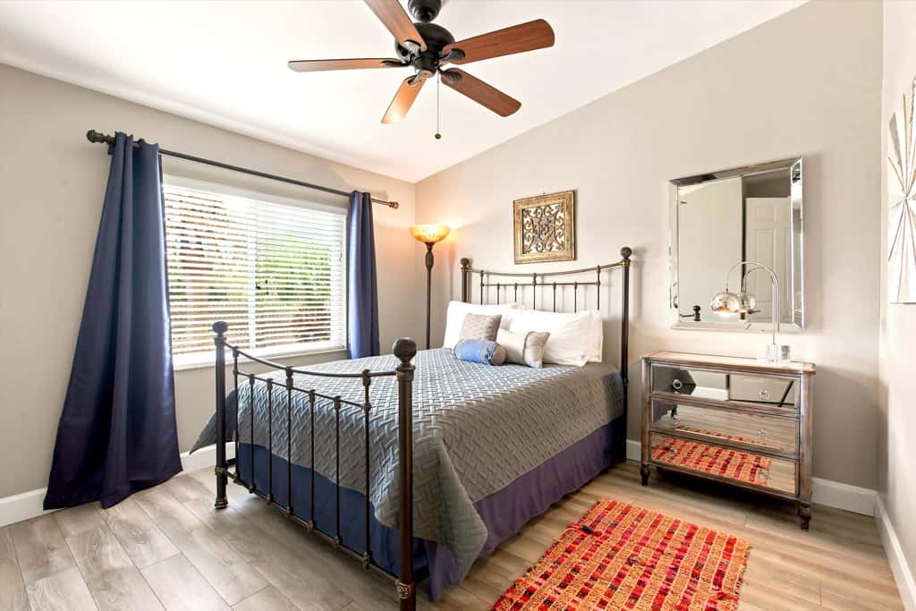Cozy 2 Bedroom Naples Condo with Full Kitchen, shared Pool