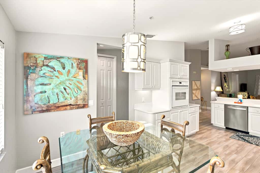 Cozy 2 Bedroom Naples Condo with Full Kitchen, shared Pool
