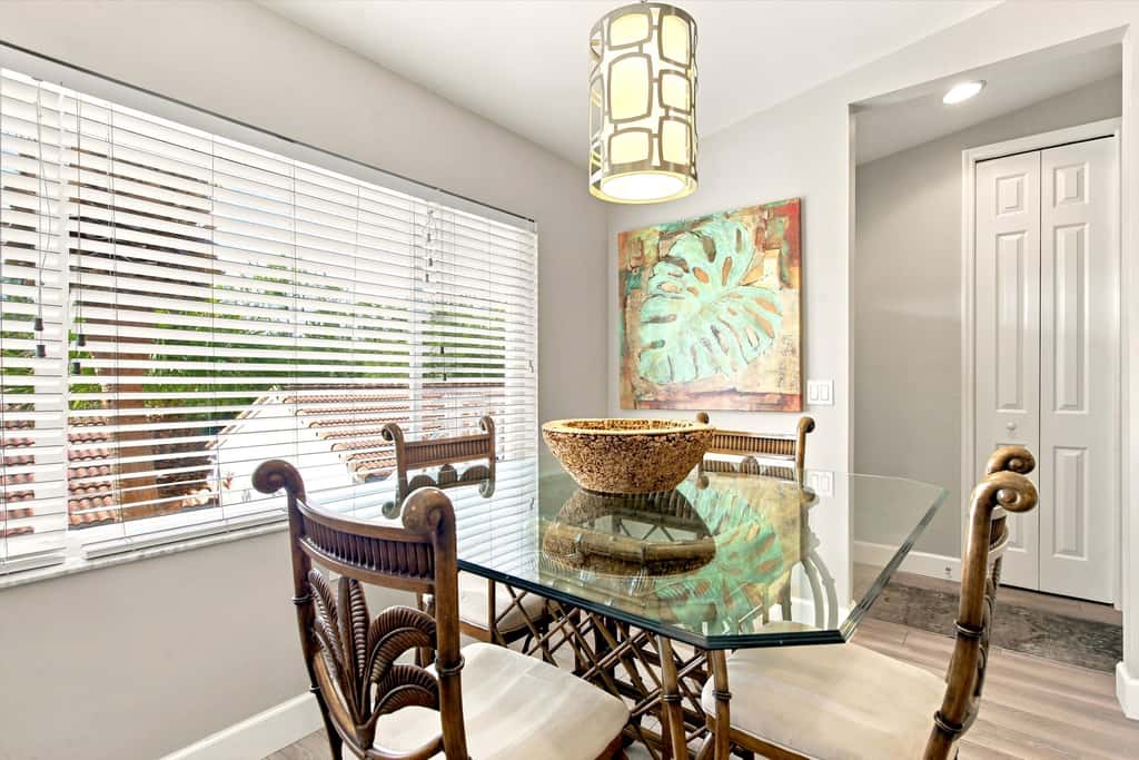 Cozy 2 Bedroom Naples Condo with Full Kitchen, shared Pool