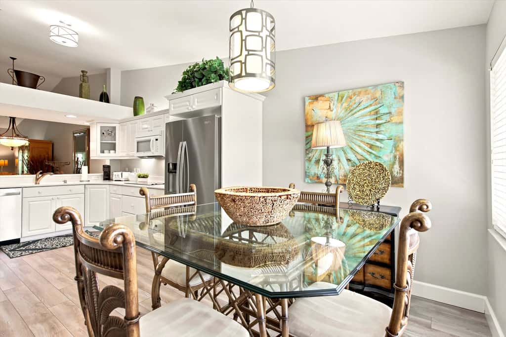 Cozy 2 Bedroom Naples Condo with Full Kitchen, shared Pool