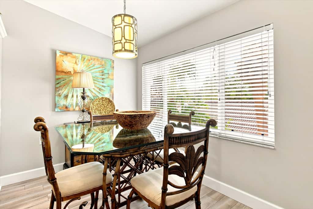 Cozy 2 Bedroom Naples Condo with Full Kitchen, shared Pool