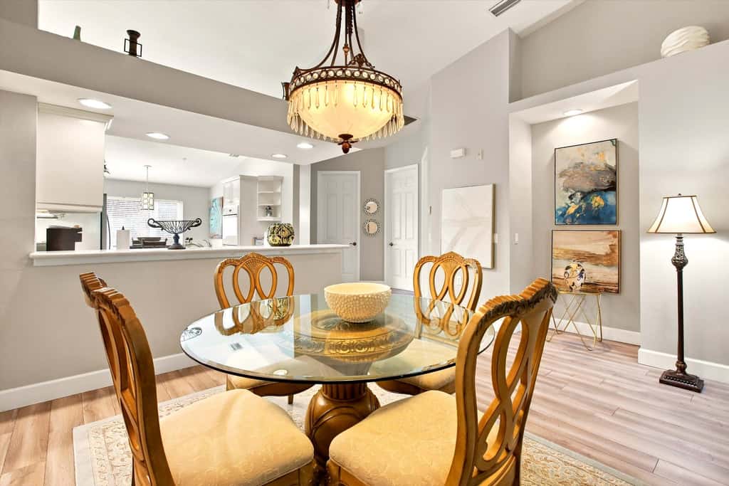 Cozy 2 Bedroom Naples Condo with Full Kitchen, shared Pool