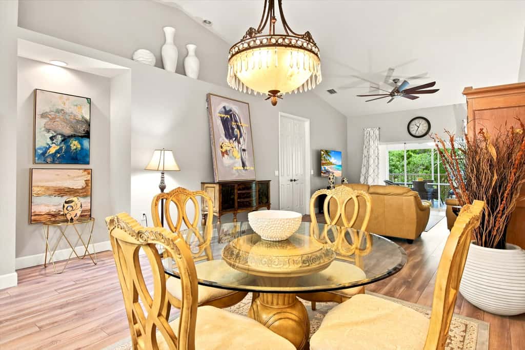 Cozy 2 Bedroom Naples Condo with Full Kitchen, shared Pool