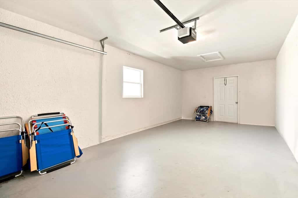 Cozy 2 Bedroom Naples Condo with Full Kitchen, shared Pool