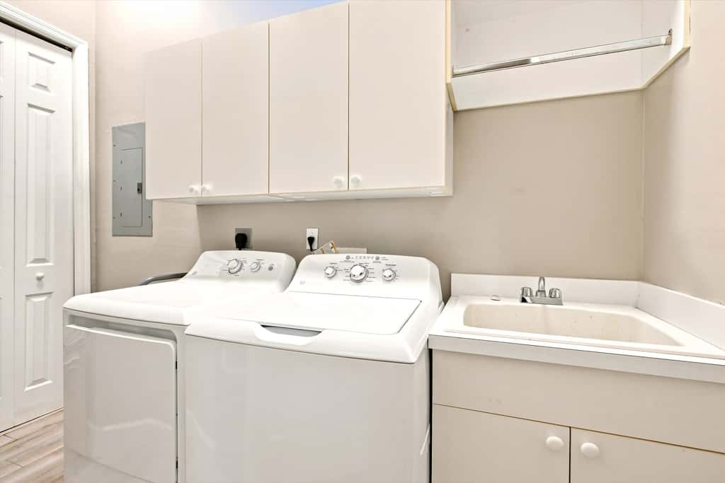 Cozy 2 Bedroom Naples Condo with Full Kitchen, shared Pool