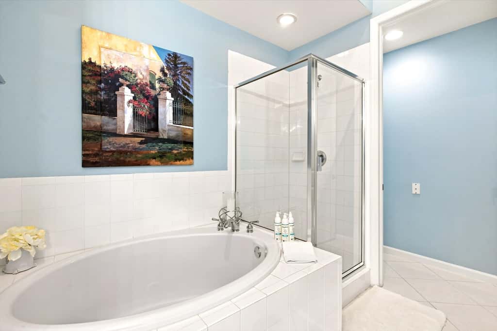 Cozy 2 Bedroom Naples Condo with Full Kitchen, shared Pool