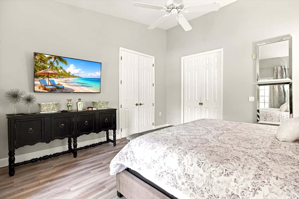 Cozy 2 Bedroom Naples Condo with Full Kitchen, shared Pool