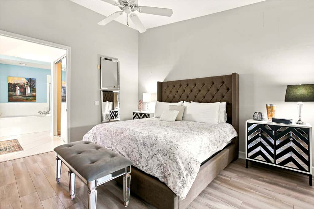 Cozy 2 Bedroom Naples Condo with Full Kitchen, shared Pool