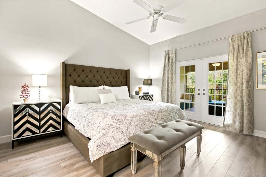 Cozy 2 Bedroom Naples Condo with Full Kitchen, shared Pool