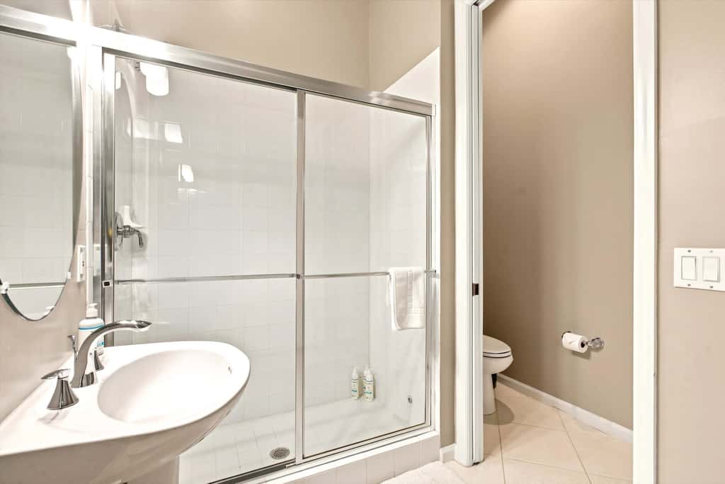 Cozy 2 Bedroom Naples Condo with Full Kitchen, shared Pool