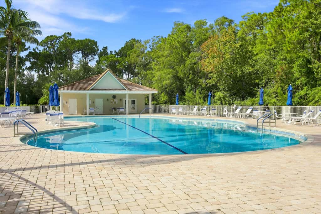 Cozy 2 Bedroom Naples Condo with Full Kitchen, shared Pool