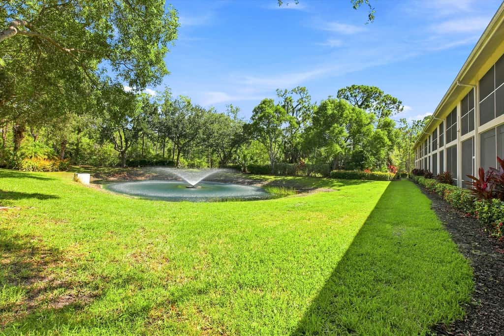 Cozy 2 Bedroom Naples Condo with Full Kitchen, shared Pool