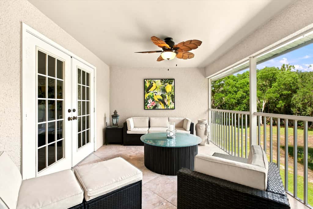 Cozy 2 Bedroom Naples Condo with Full Kitchen, shared Pool