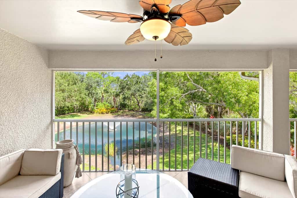 Cozy 2 Bedroom Naples Condo with Full Kitchen, shared Pool