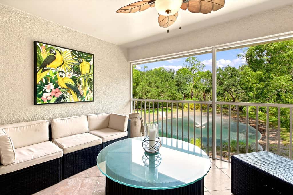 Cozy 2 Bedroom Naples Condo with Full Kitchen, shared Pool