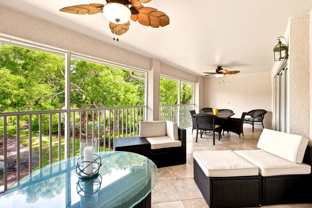 Cozy 2 Bedroom Naples Condo with Full Kitchen, shared Pool