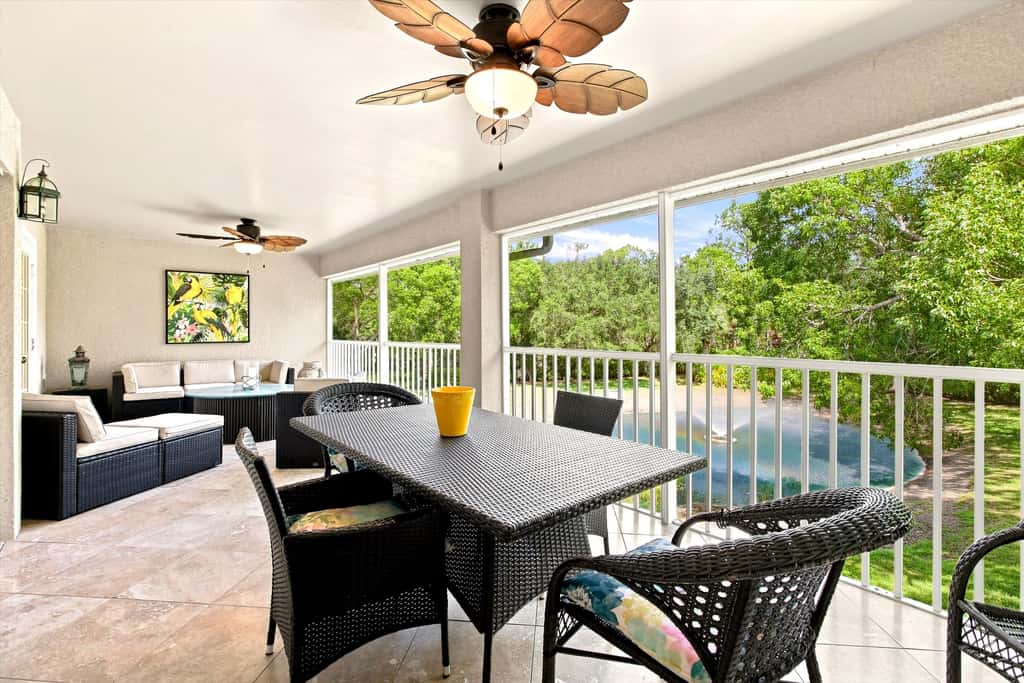 Cozy 2 Bedroom Naples Condo with Full Kitchen, shared Pool