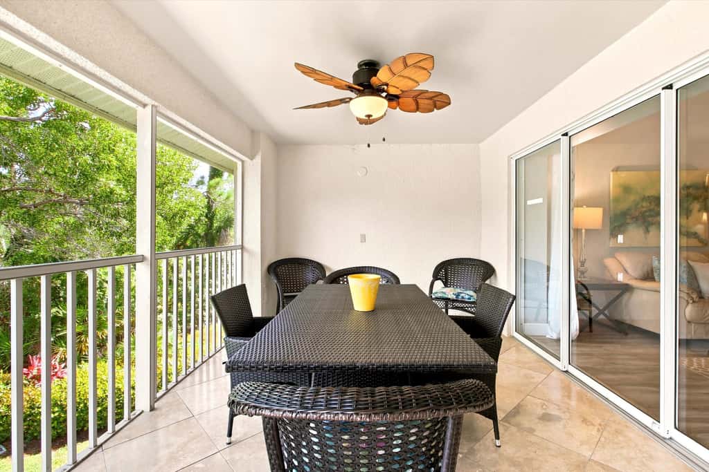 Cozy 2 Bedroom Naples Condo with Full Kitchen, shared Pool