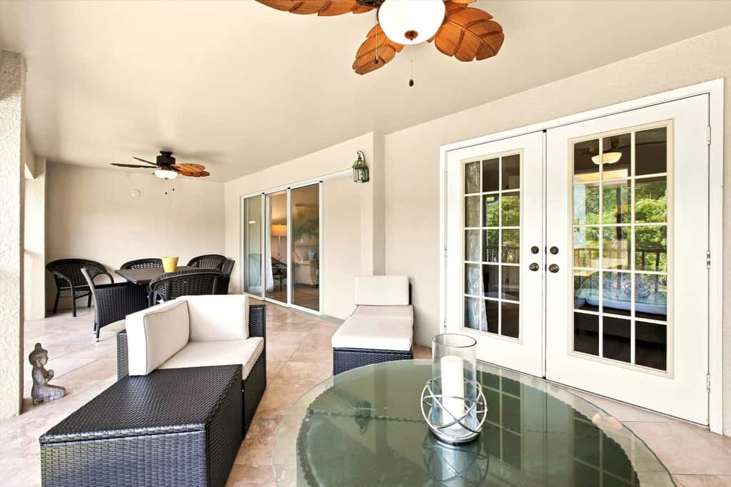 Cozy 2 Bedroom Naples Condo with Full Kitchen, shared Pool