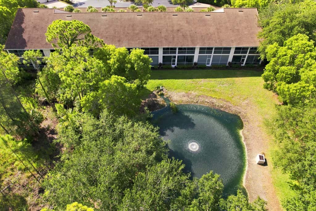 Cozy 2 Bedroom Naples Condo with Full Kitchen, shared Pool