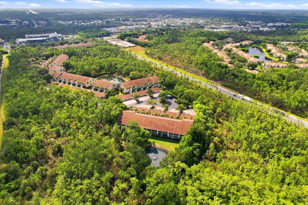 Cozy 2 Bedroom Naples Condo with Full Kitchen, shared Pool
