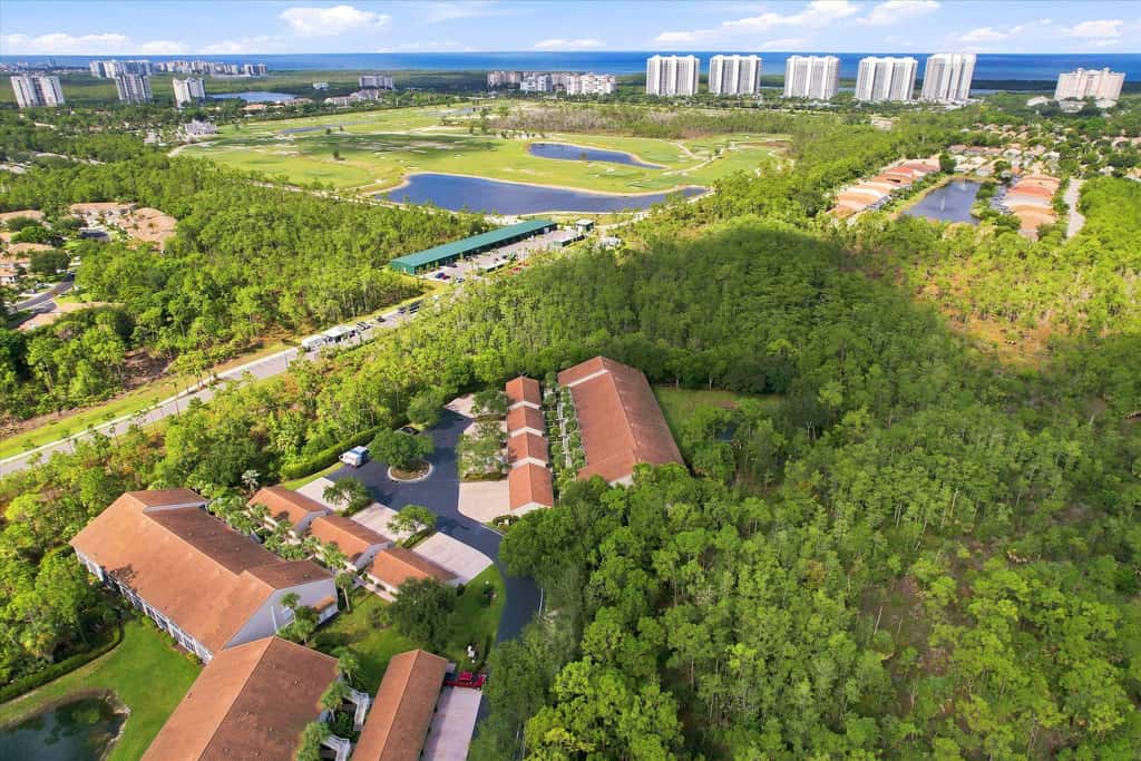 Cozy 2 Bedroom Naples Condo with Full Kitchen, shared Pool