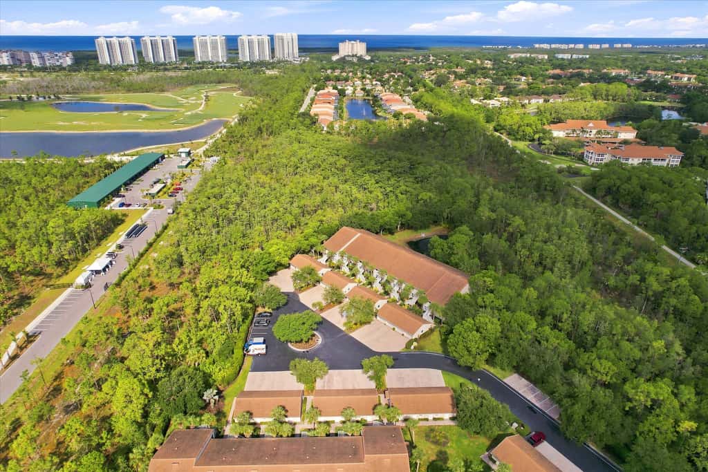 Cozy 2 Bedroom Naples Condo with Full Kitchen, shared Pool
