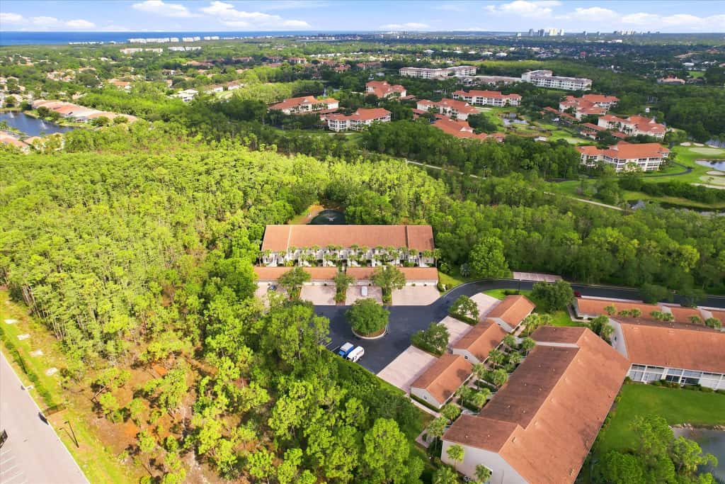 Cozy 2 Bedroom Naples Condo with Full Kitchen, shared Pool