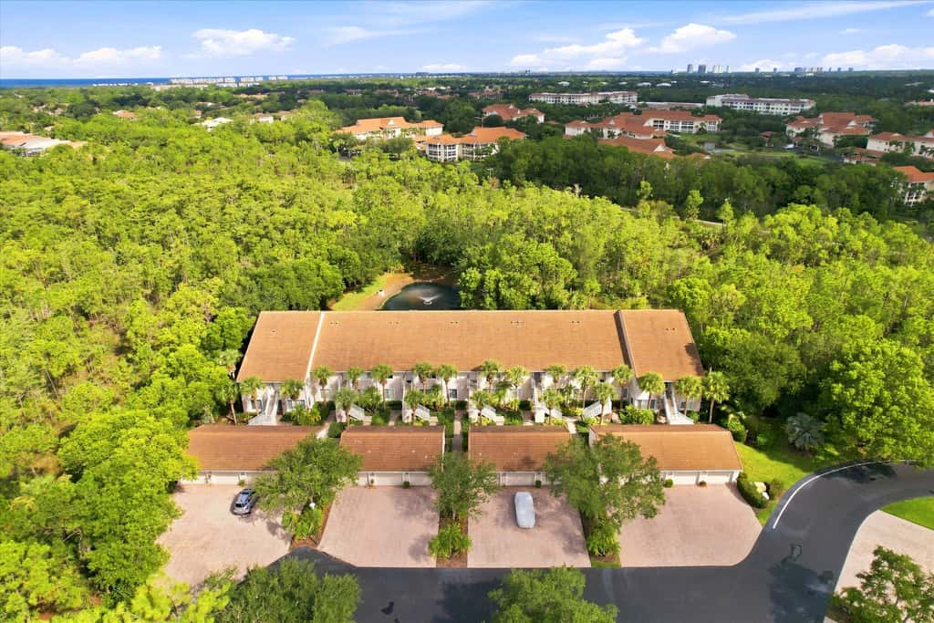 Cozy 2 Bedroom Naples Condo with Full Kitchen, shared Pool