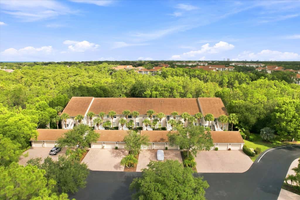 Cozy 2 Bedroom Naples Condo with Full Kitchen, shared Pool