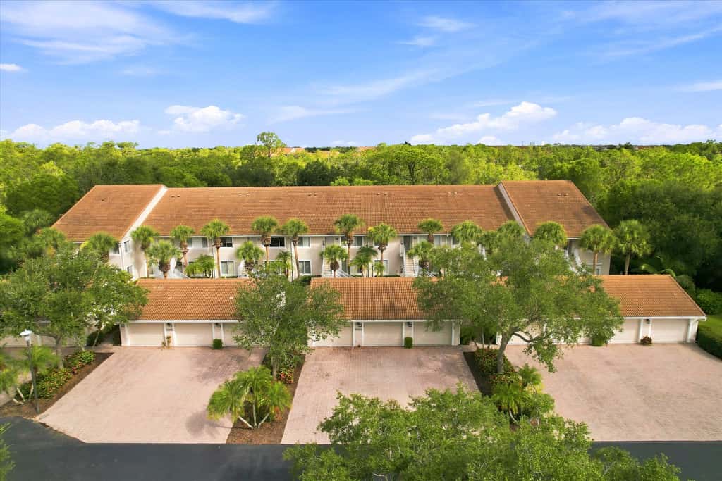 Cozy 2 Bedroom Naples Condo with Full Kitchen, shared Pool