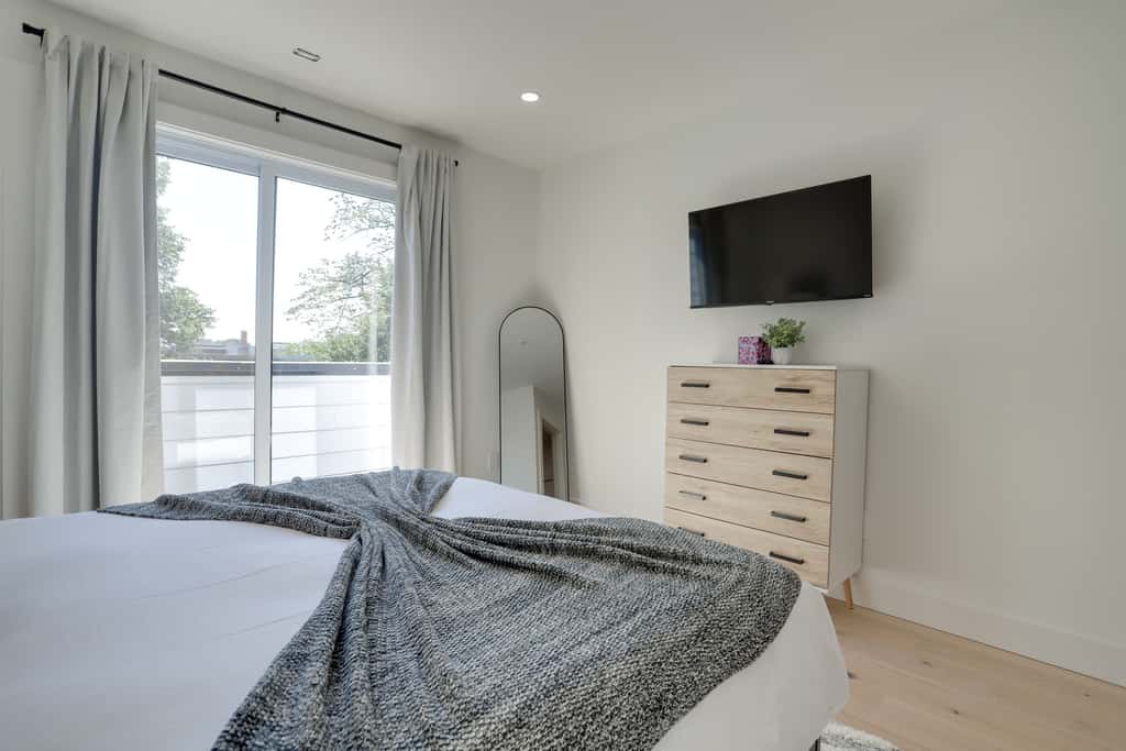 Sojourn's 3 BR with Rooftop Patio at Union Market