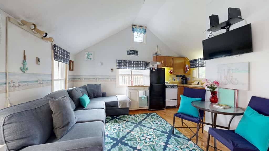 Traditional Centrally Located Cottage...walk to downtown and beaches