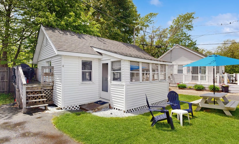 Traditional Centrally Located Cottage...walk to downtown and beaches