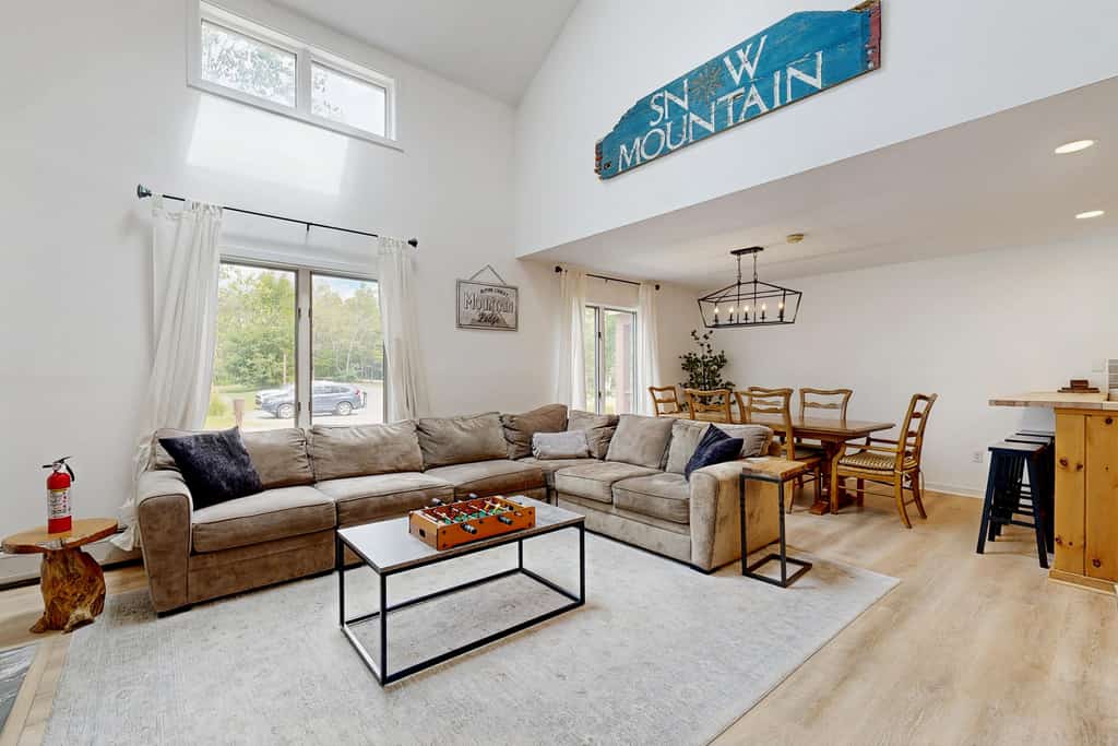 Mt. Snow All Season Condo: w/ shared hot tub & pool, ski shuttle, tennis