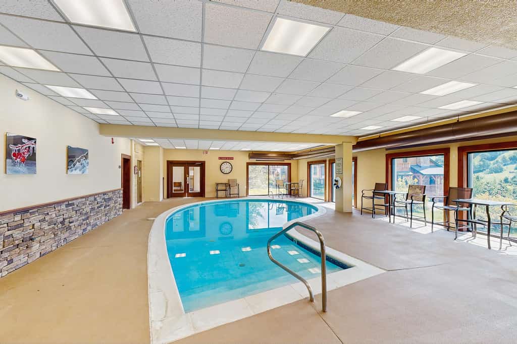 Mt. Snow All Season Condo: w/ shared hot tub & pool, ski shuttle, tennis