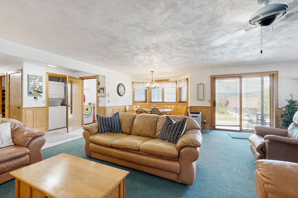 White Mountain Condo: close to ski, hiking, local attractions, dining & views